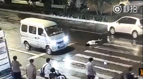 mujer atropellada, atropellamiento, accidente de tránsito, emergencia, china