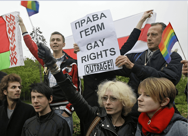 Activistas protestan a favor de los derechos homosexuales en Rusia