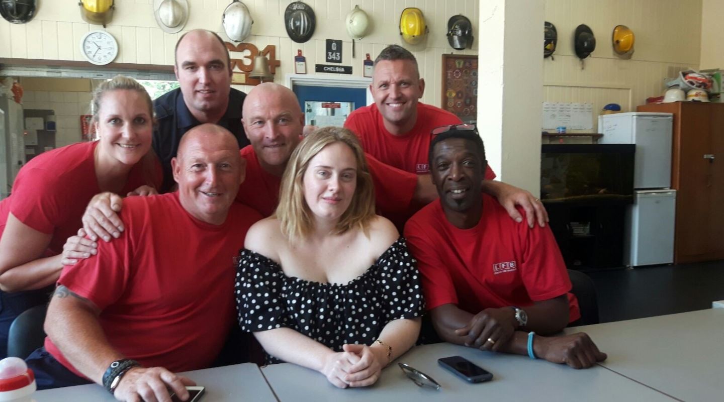 Adele visita a bomberos de Londres tras incendio en la Torre Grenfell 