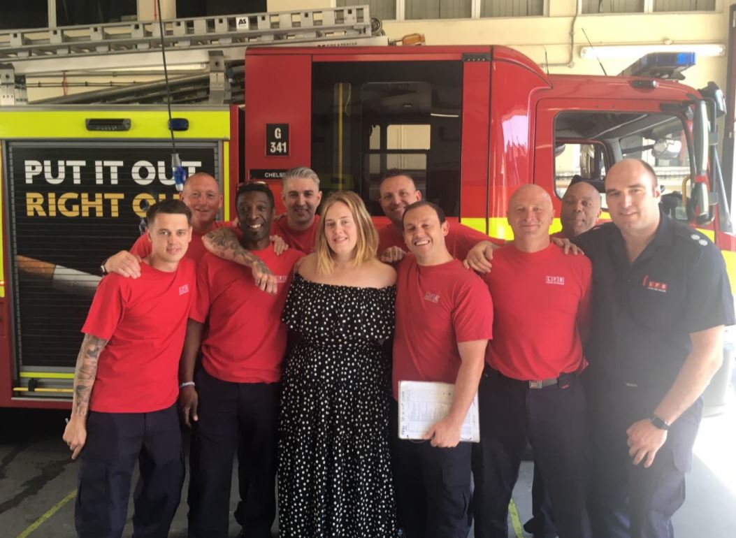 Adele visita a bomberos de Londres
