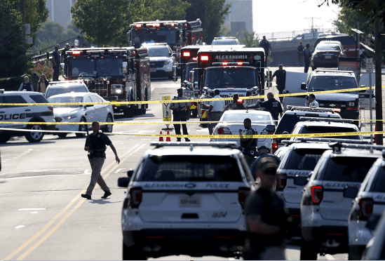 Agentes de policía estadounidenses permanecen en el lugar donde se produjo un tiroteo en Alexandria, Virginia