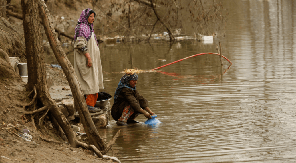Agua contaminada en río de la Cachemira india