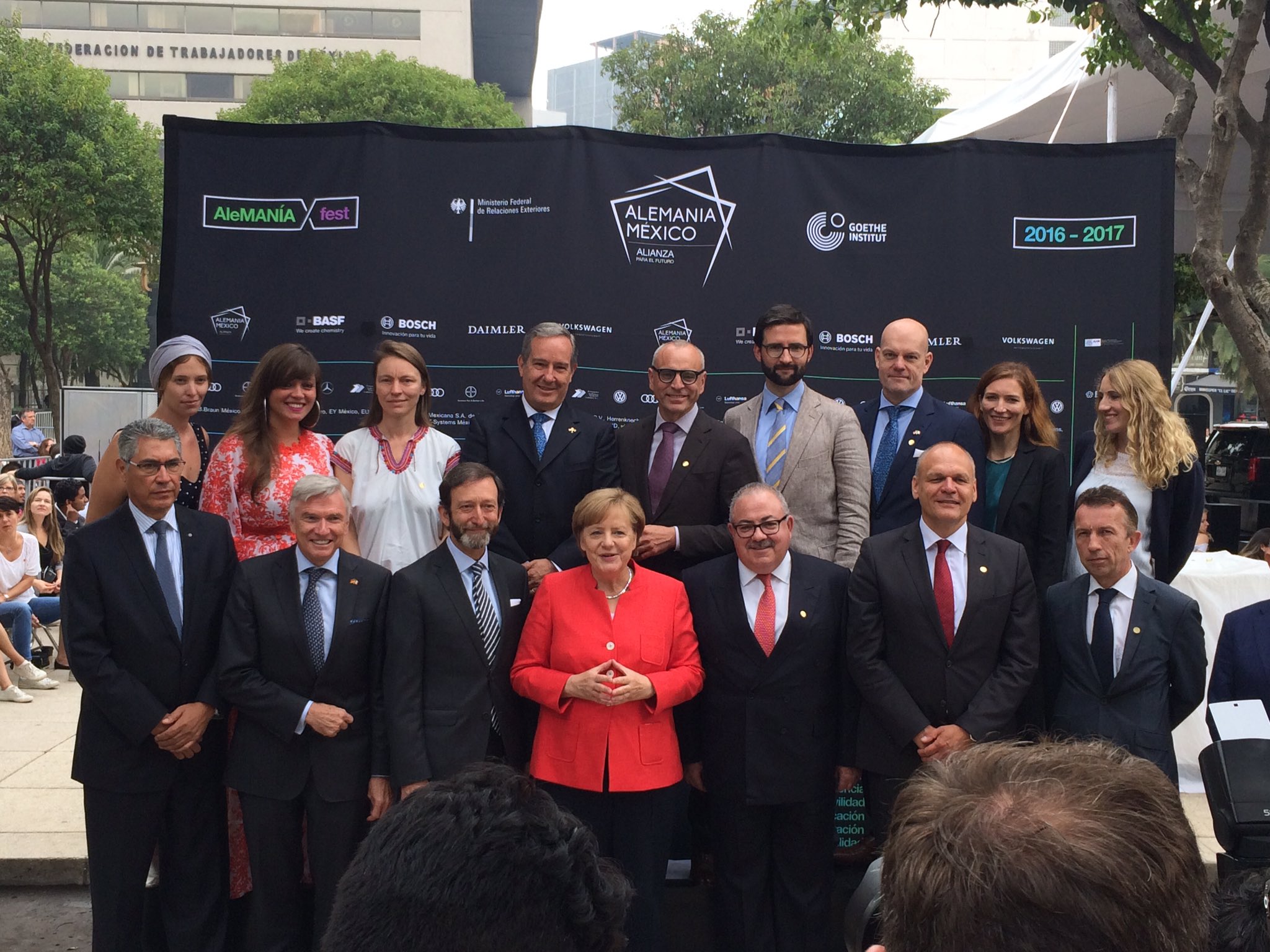 El grupo del Año Dual México-Alemania se reunió con la canciller alemana Angela Merkel (@Alemaniaparati)