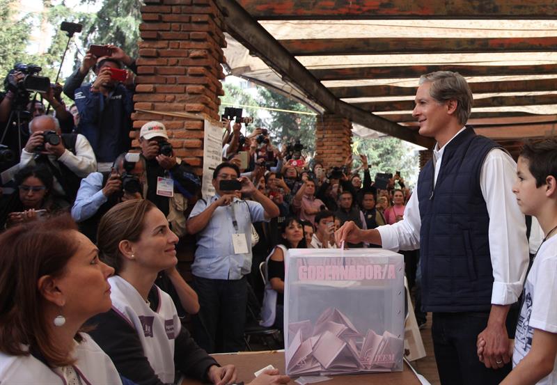 Alfredo del Mazo deposita su voto en Huixquilucan