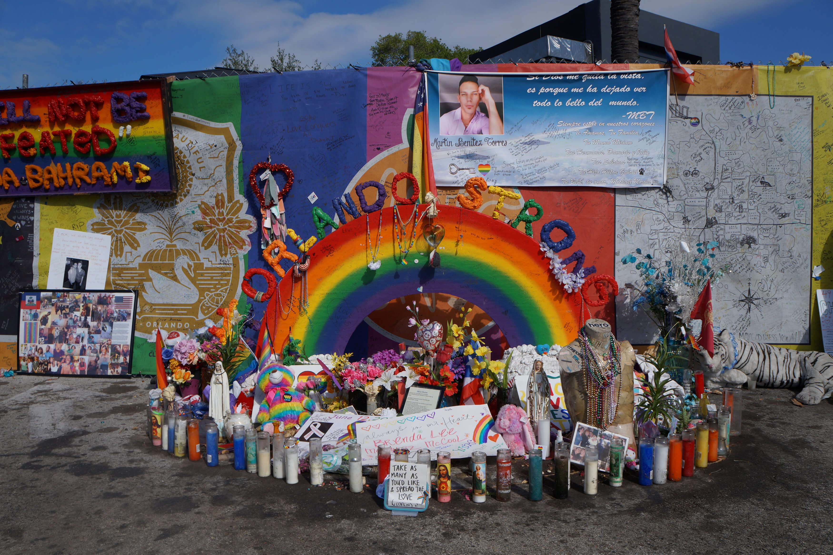 Altar para víctimas de la masacre en el bar Pulse