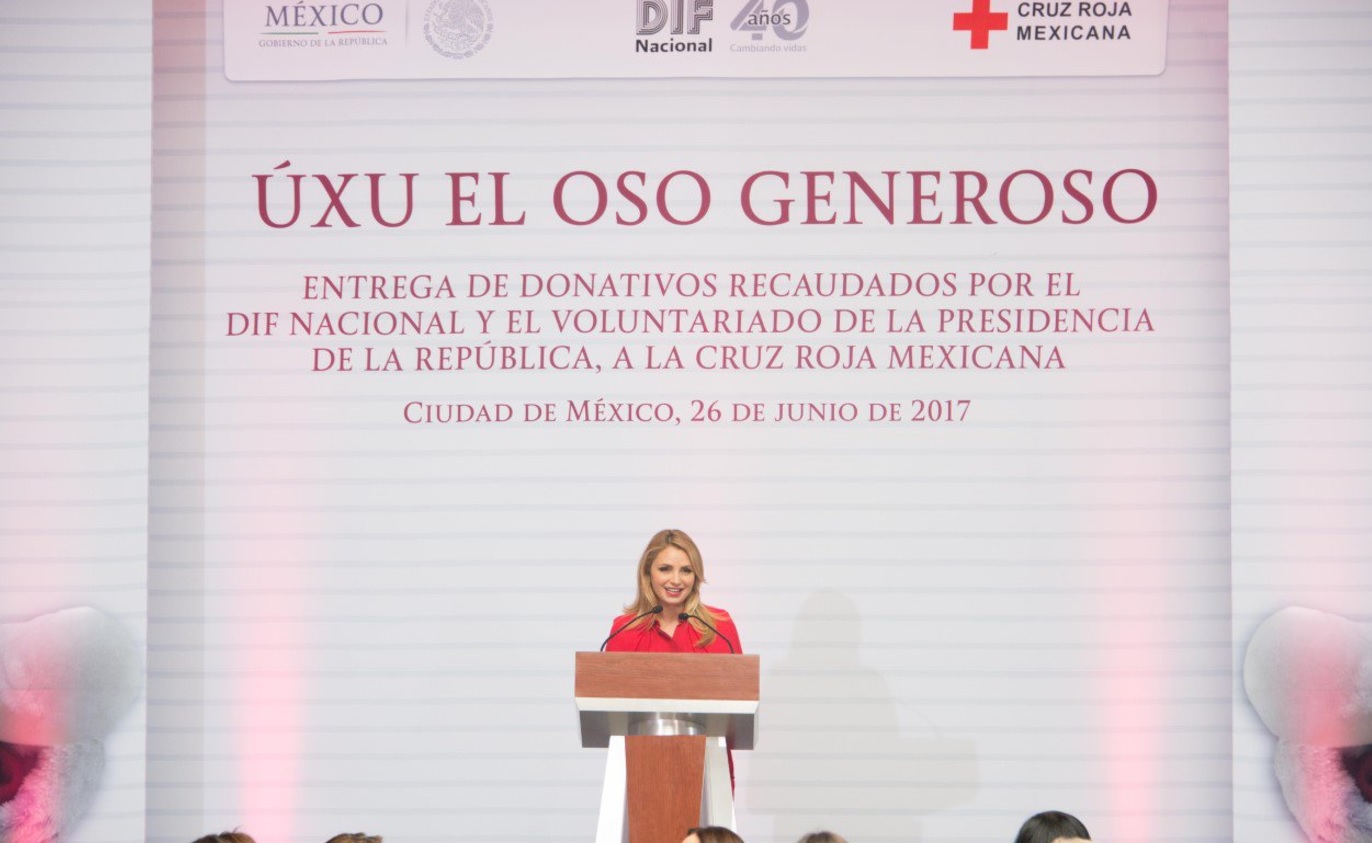 Angélica Rivera de Peña acudió a la subasta de ositos ÚXU que organizó el DIF Nacional. (Presidencia de la República)