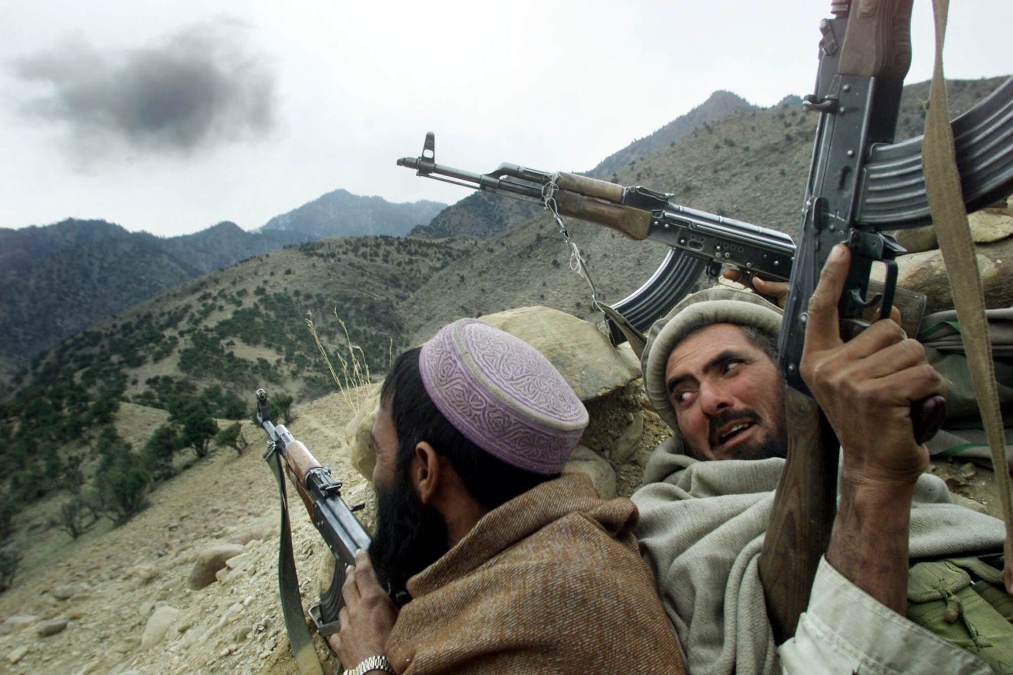 combatientes, afganos, talibanes, montañas blancas, Tora Bora, Afganistán.
