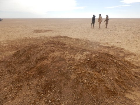 Imagen de archivo de una tumba con cuerpos de inmigrantes fallecidos en el Desierto de Sahara