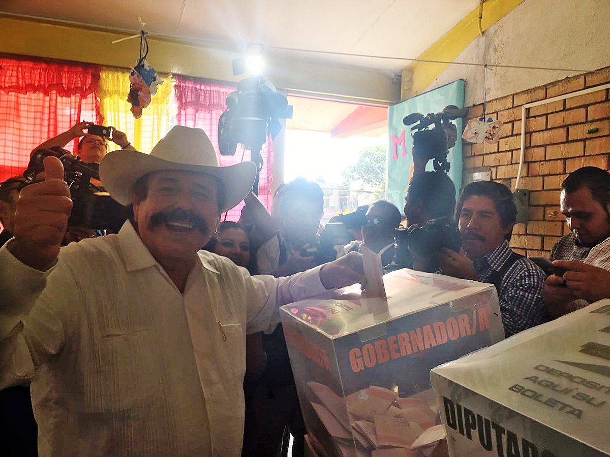 Armando Guadiana, candidato de Morena vota en Coahuila