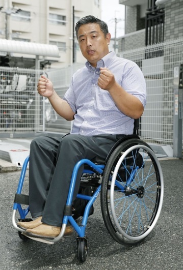Hideto Kijima, con la mitad inferior de su cuerpo paralizado se vio obligado a subir por sus propios medios 17 escalones para abordar un avión de Vanilla Air (Getty Images)