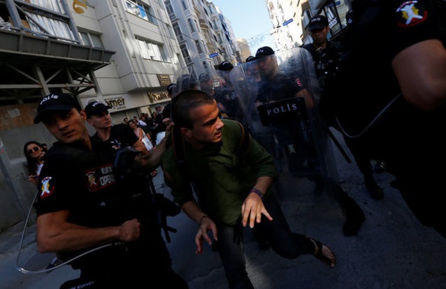 Autoridades arrestan a participantes de marcha LGBT en Estambul, Turquía (Reuters)