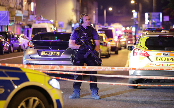 Un oficial de la Policía armado vigila la zona del atentado (Getty Images)