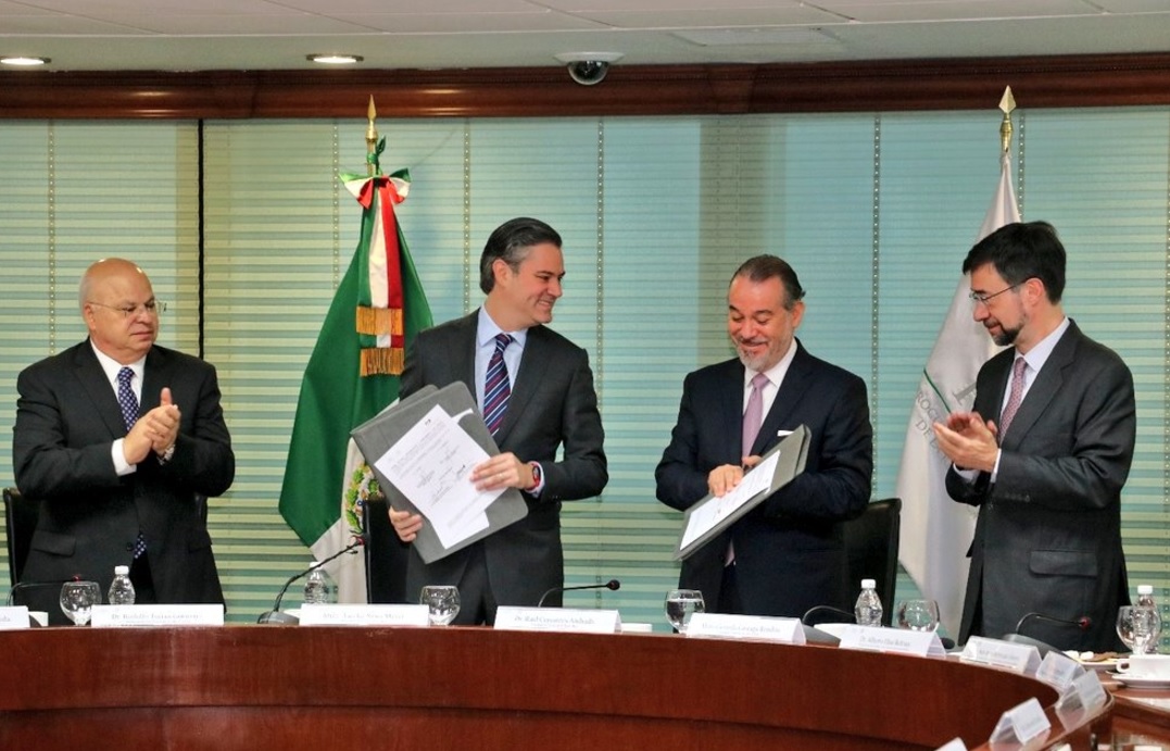 Aurelio Nuño y Raúl Cervantes atestiguan la firma del convenio para difundir el nuevo Sistema Penal Acusatorio. (Twitter: @aurelionuno)