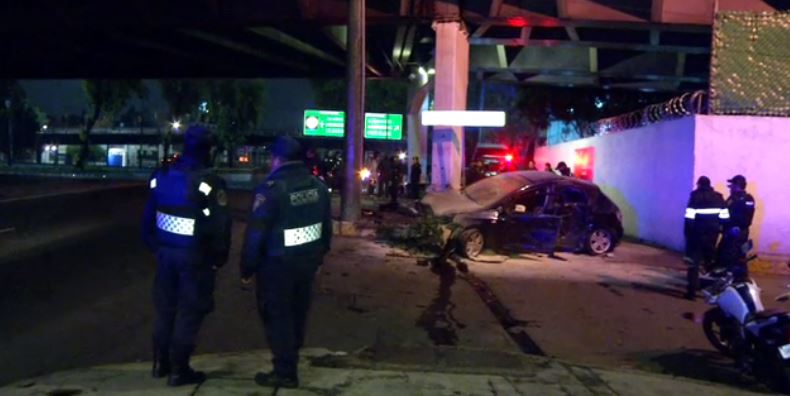 Un auto se impacta contra puente sobre calzada de tlalpan