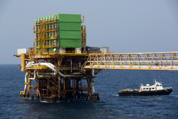 Un barco se aleja de una plataforma petrolera en campeche