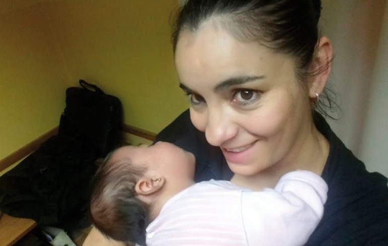 Se viraliza imagen de una policía amamantando a una bebé en Argentina