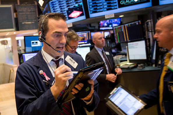 Wall Street cierra ganancias y record Dow Jones