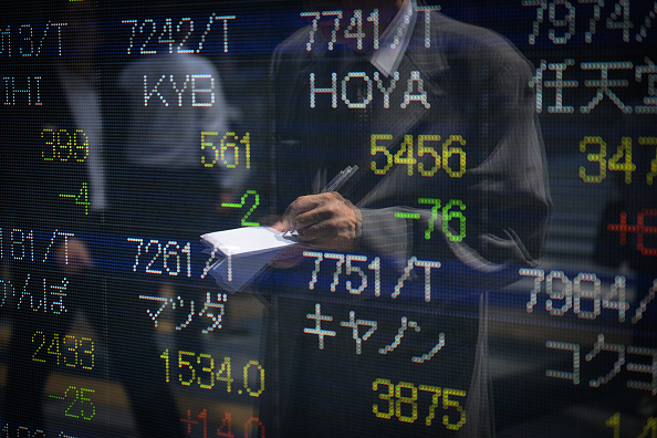 Tablero con el desarrollo de las acciones en la Bolsa de Tokio