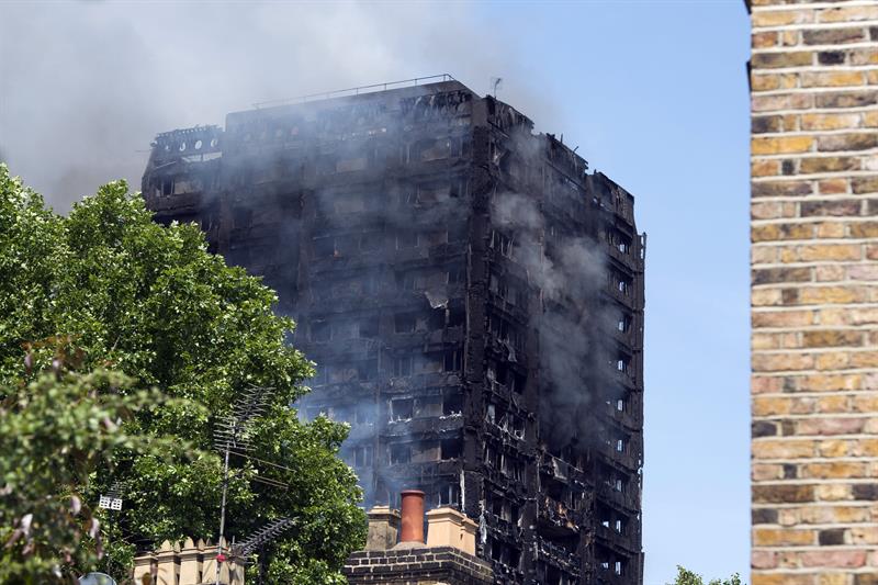 Bomberos de Londres controlan incendio en torre
