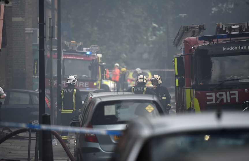 Los bomberos se enfrentan a un incendio en un bloque de edificios de poca altura en Bethnal Green, noreste de Londres (Reuters)