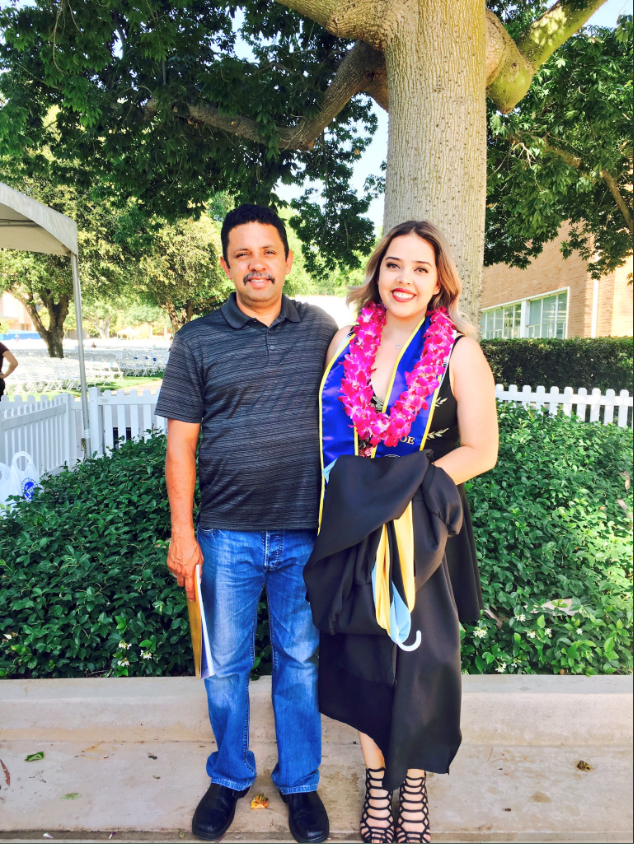 Gabby Alfaro, feliz el día de su graduación junto a su padre, Carlos