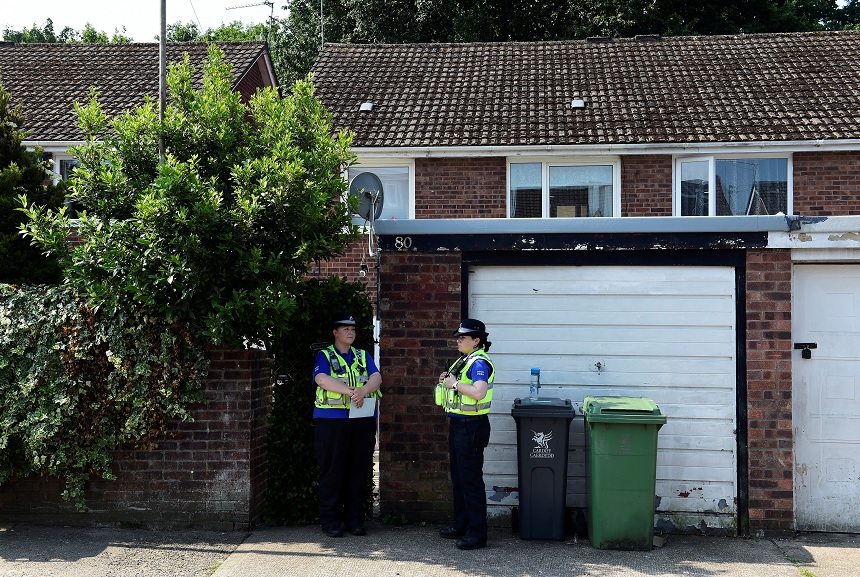 Agentes de policía se encuentran en la casa de Darren Osborne, en Cardiff, al norte de Londres (Reuters)