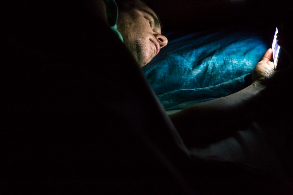 Uso del celular durante noche y madrugada provoca trastornos del sueño