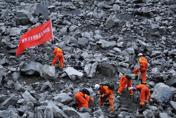Trabajadores de rescate buscan sobrevivientes en el sitio de un derrumbe ocurrido en el pueblo de Xinmo, China (Reuters)