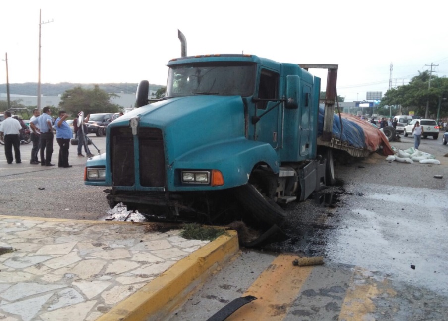 Sin vida terminó el chofer de un tráiler que chocó este viernes en Tuxtla, Gutierrez, Chiapas. (Twitter: @chiapasminuto)