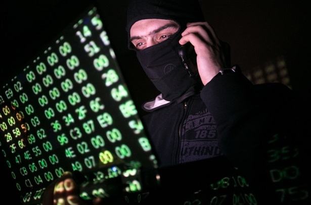 Un hombre con un código informático (Getty Images)