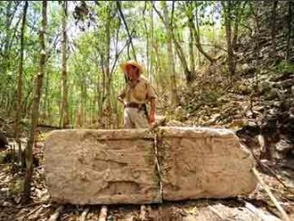 Un arqueologo estudia la ciduad de chactun en campeche