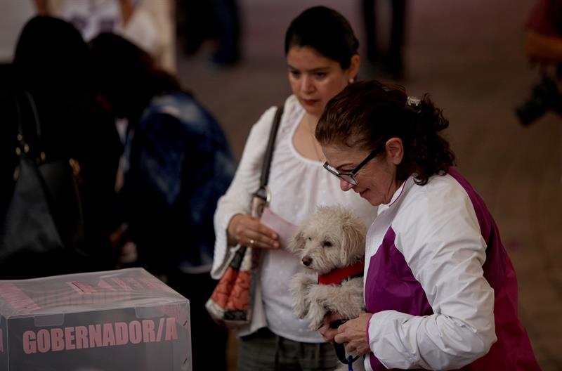 Ciudadanos salen a votar en Coahuila