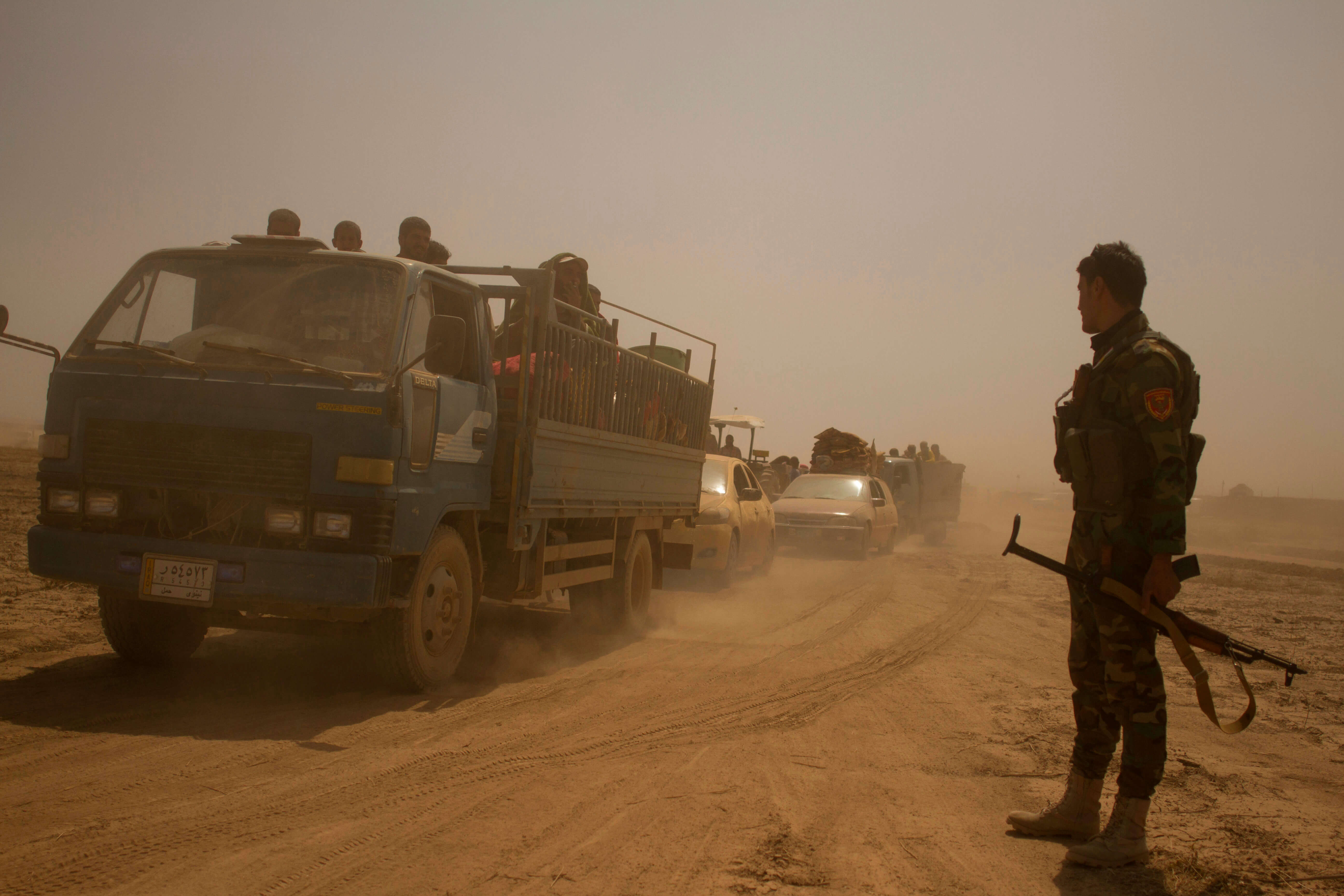 Civiles iraquíes huyen de Mosul durante combates contra el Estado Islámico