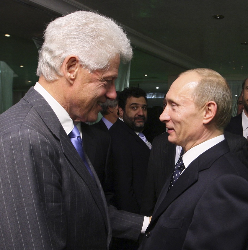 Bill Clinton y Vladimir Putin en 2009 (AP)