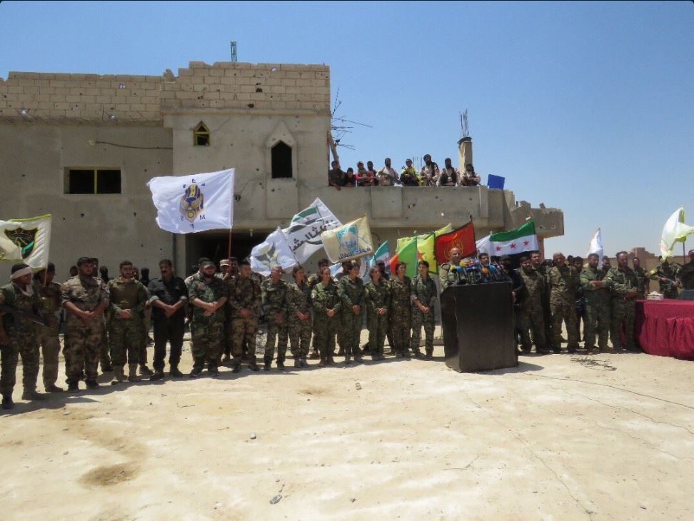 Milicias kurdas, apoyadas por EU, avanzan sobre Al Raqa, bastión el EI en Siria