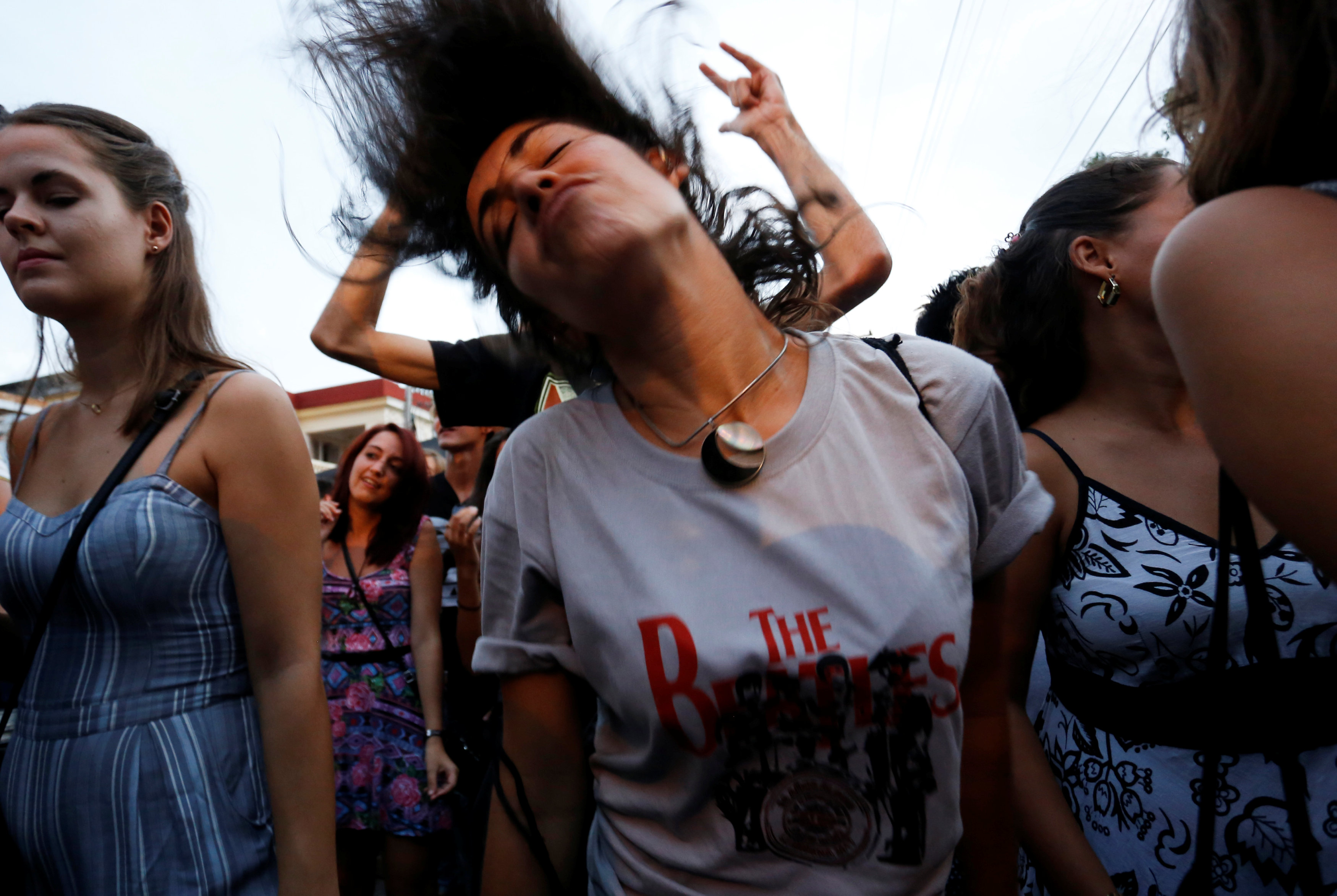 Una mujer baila en concierto tributo a The Beatles en Cuba