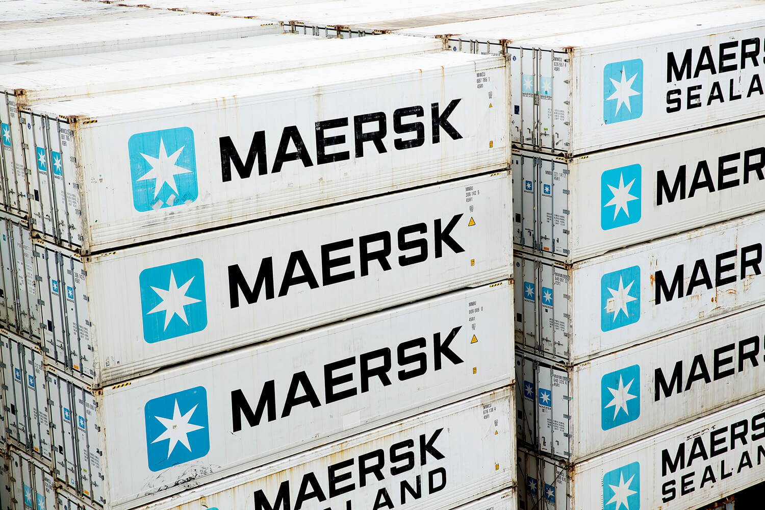 Contenedores apilados de la naviera Maersk