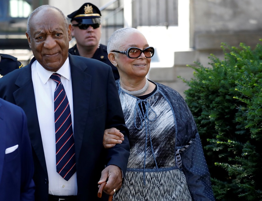 El actor y cómico Bill Cosby llega con su esposa Camille para el sexto día de su juicio de agresión sexual en Pensilvania, EU (Reuters)