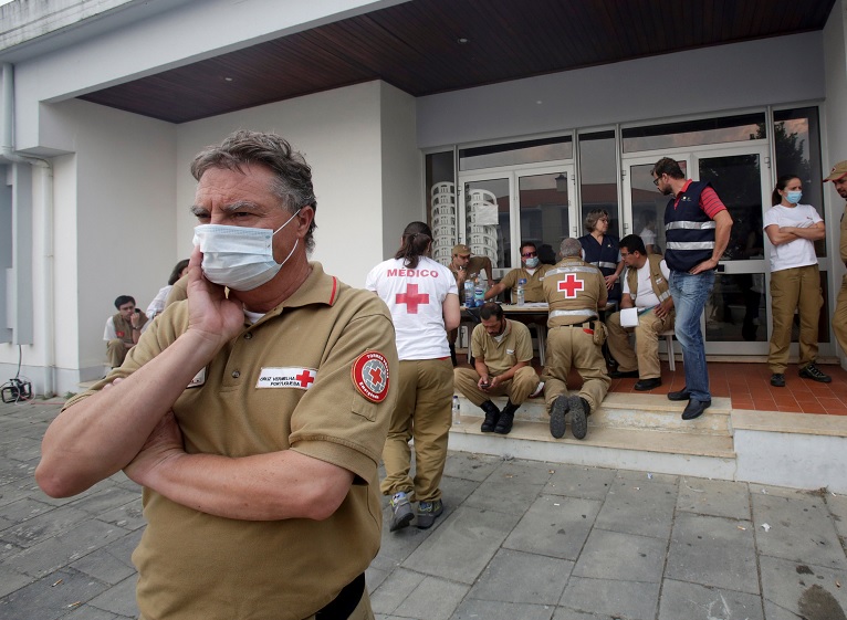 Personal de la Cruz Roja en un centro de socorro para las personas afectadas por un incendio forestal en Figueiro dos Vinhos (Reuters)