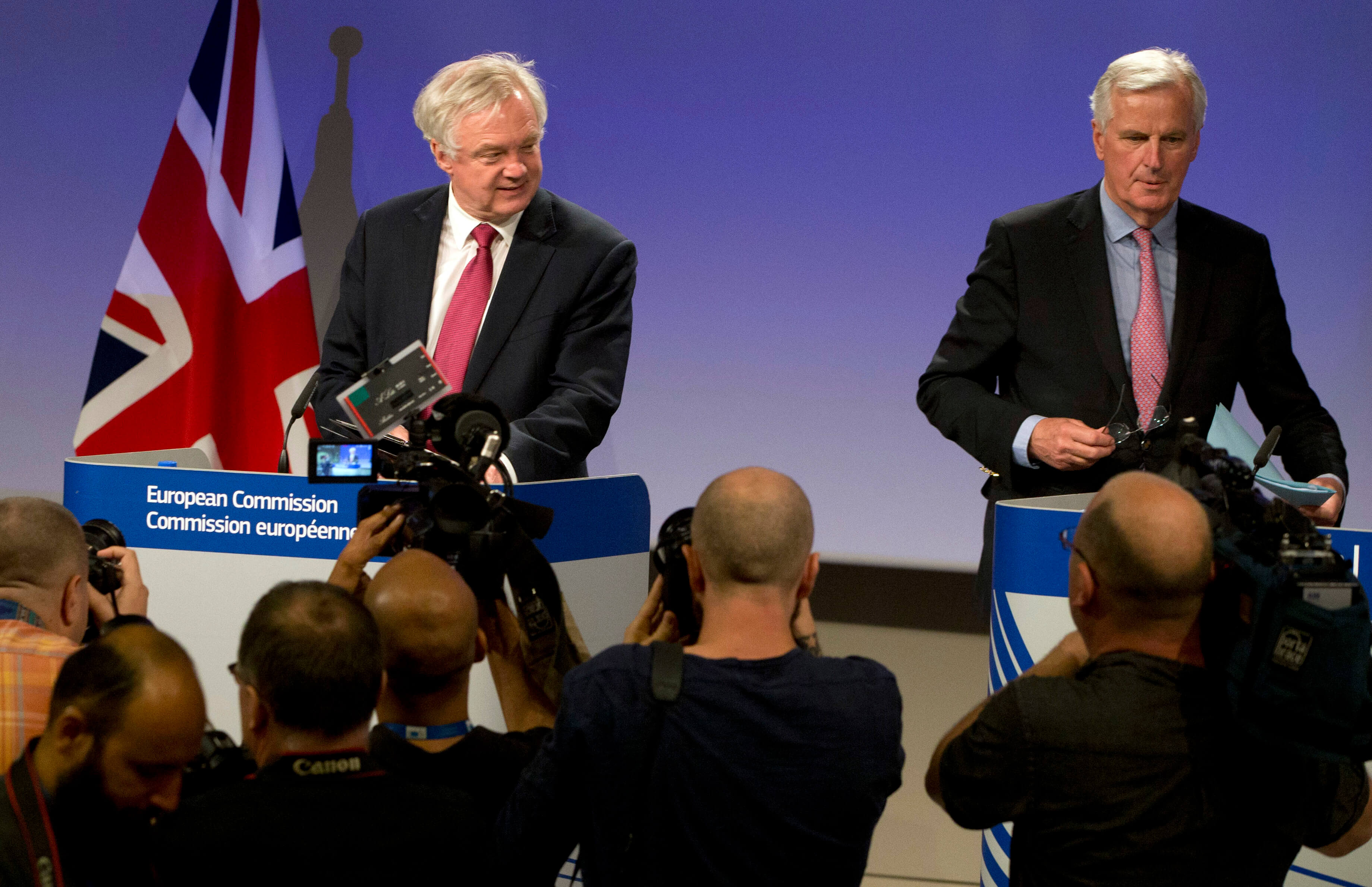 David Davis y Michel Barnier inician negociaciones del Brexit