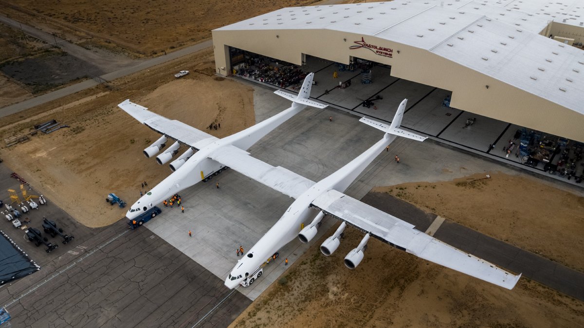 Avión más grande del mundo Stratolaunch sale del hangar para pruebas