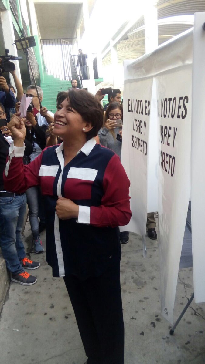 Delfina Gómez antes de depositar su voto en la urna. (Twitter @XochitlMorena)