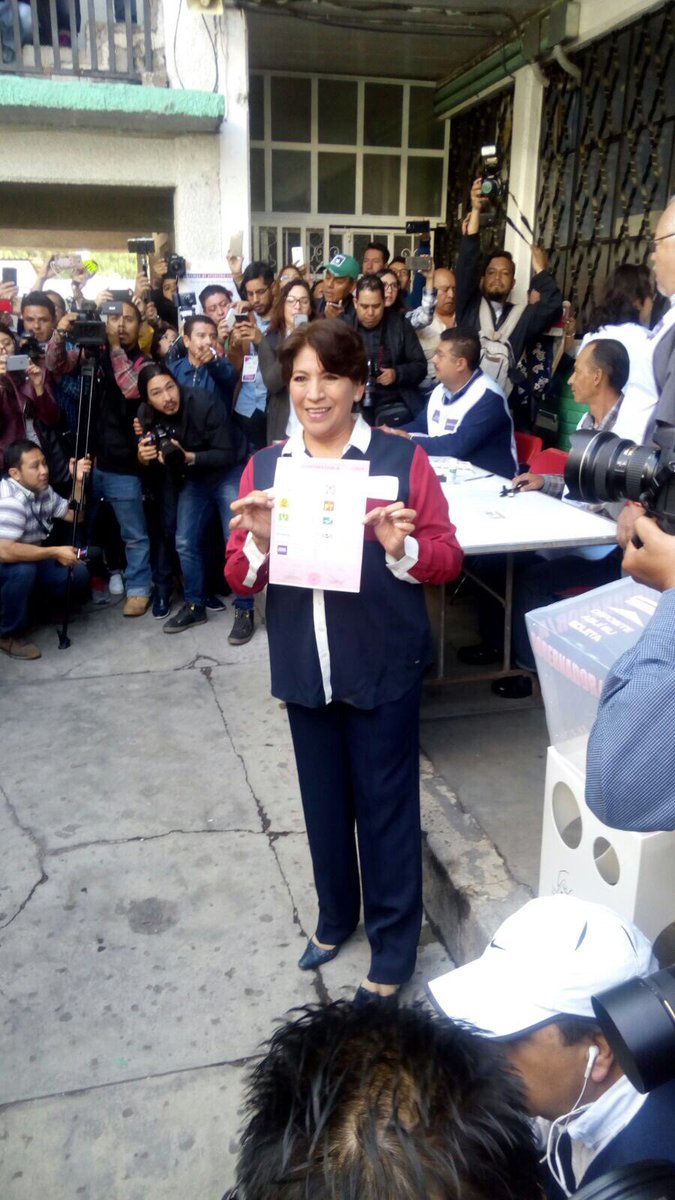 Delfina Gómez muestra la boleta electoral antes de emitir el sufragio en el Estado de México. (Twitter @XochitlMorena)