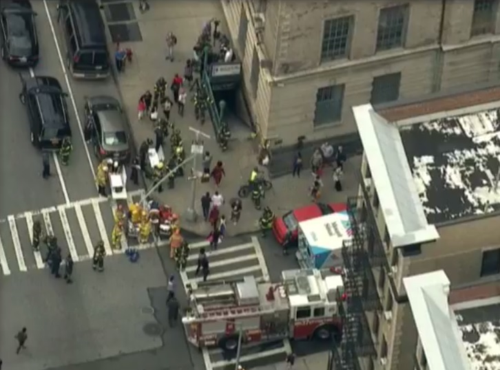 Servicios de emergencia atienden el descarrilamiento de un vagón del metro de NY(Facebook: CBS New York)