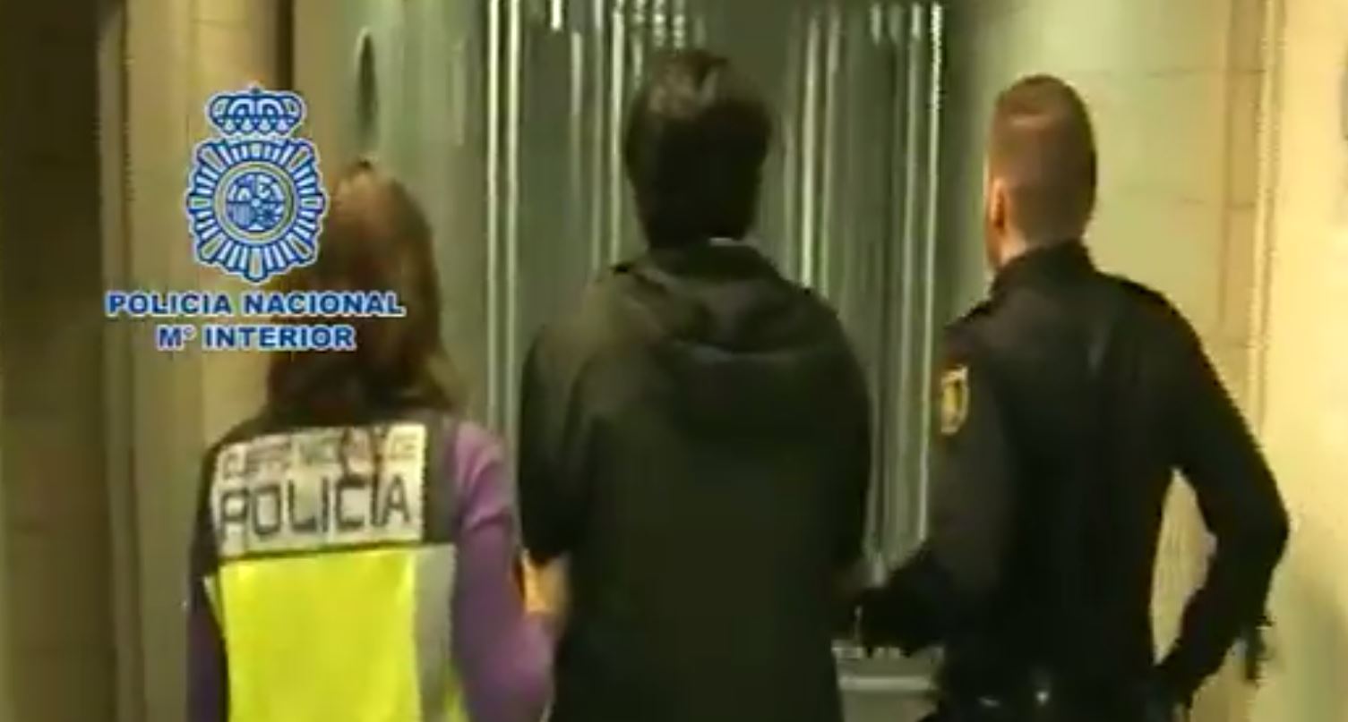 Javier Nava Soria escoltado por policías en Barcelona, donde fue detenido