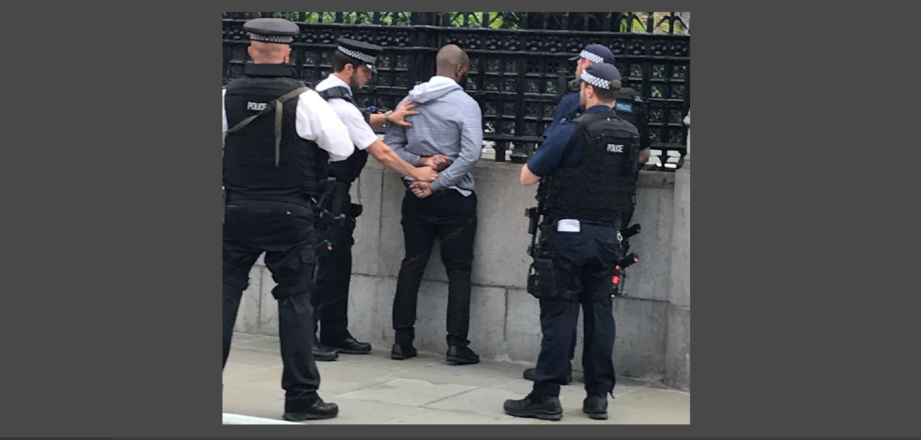 Detienen a hombre armado en Parlamento británico