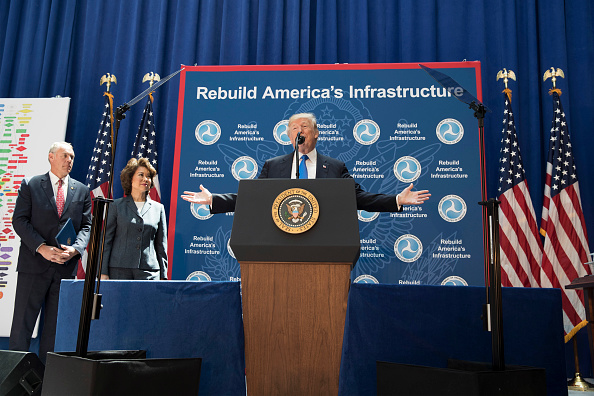 El presidente Donald Trump habló de infraestructura en el Departamento de Transporte