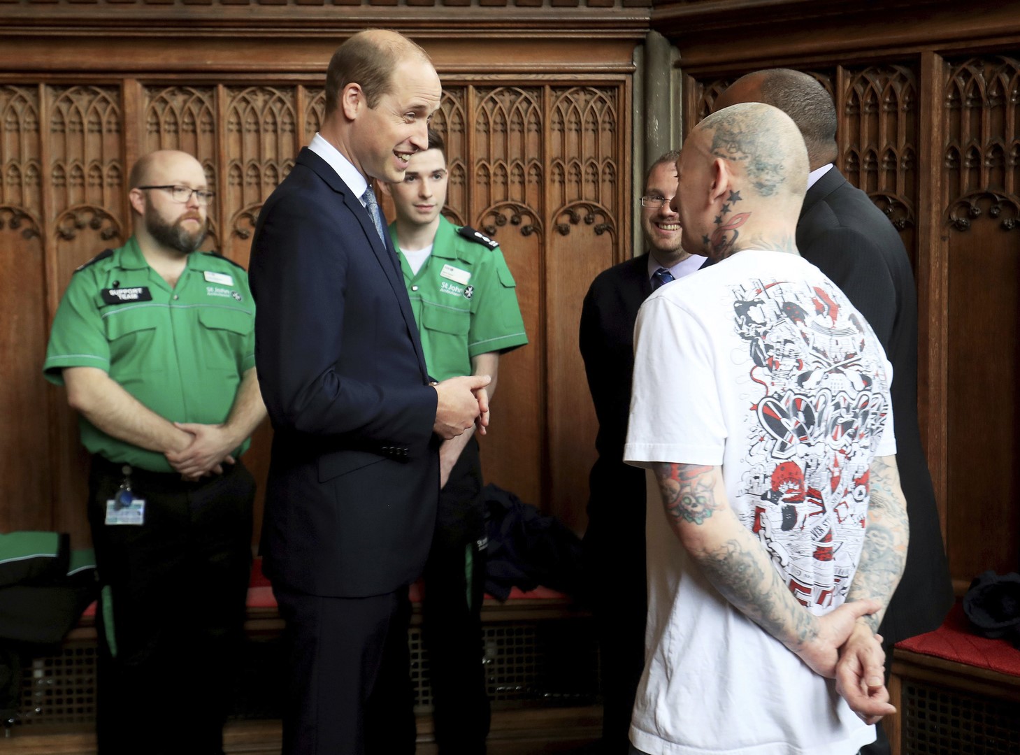 El duque de Cambridge se reúne con socorristas que atendieron a los heridos en la explosión del concierto del Manchester Arena