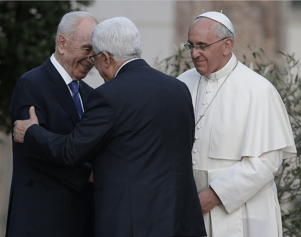 El fallecido presidente israelí Shimon Peres, el líder palestino, Mahmud Abbas, y el papa Francisco en el Vaticano el 8 de junio de 2014. (AP, archivo)