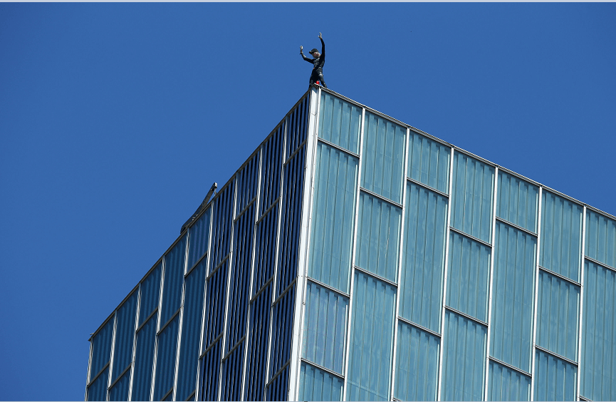 El 'hombre araña francés' llegó a la cima del hotel en tan sólo 20 minutos